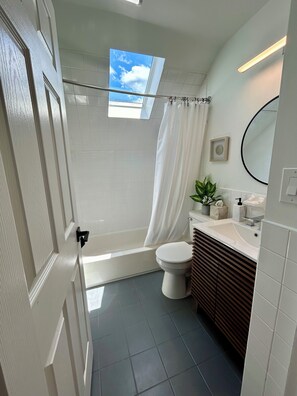 Hair dryer, towels, soap, toilet paper - 1 BR, clean, classy, convenient in Montclair. Quiet, walk to train, restaurants (Montclair)