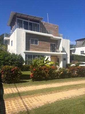 Exterior - 🌴 Elegant Modern Villa with Private Pool in Playa Encuentro – Cabarete 🌊 (Cabarete)