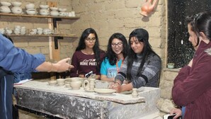 A pottery workshop with participants engaged in pottery making. - POSADA EL ARTESANO DE RAQUIRA (Ráquira)