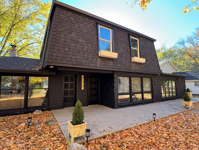 Grand Park Basecamp Sleeps 14 Sports & Family Retreat with plenty of space!