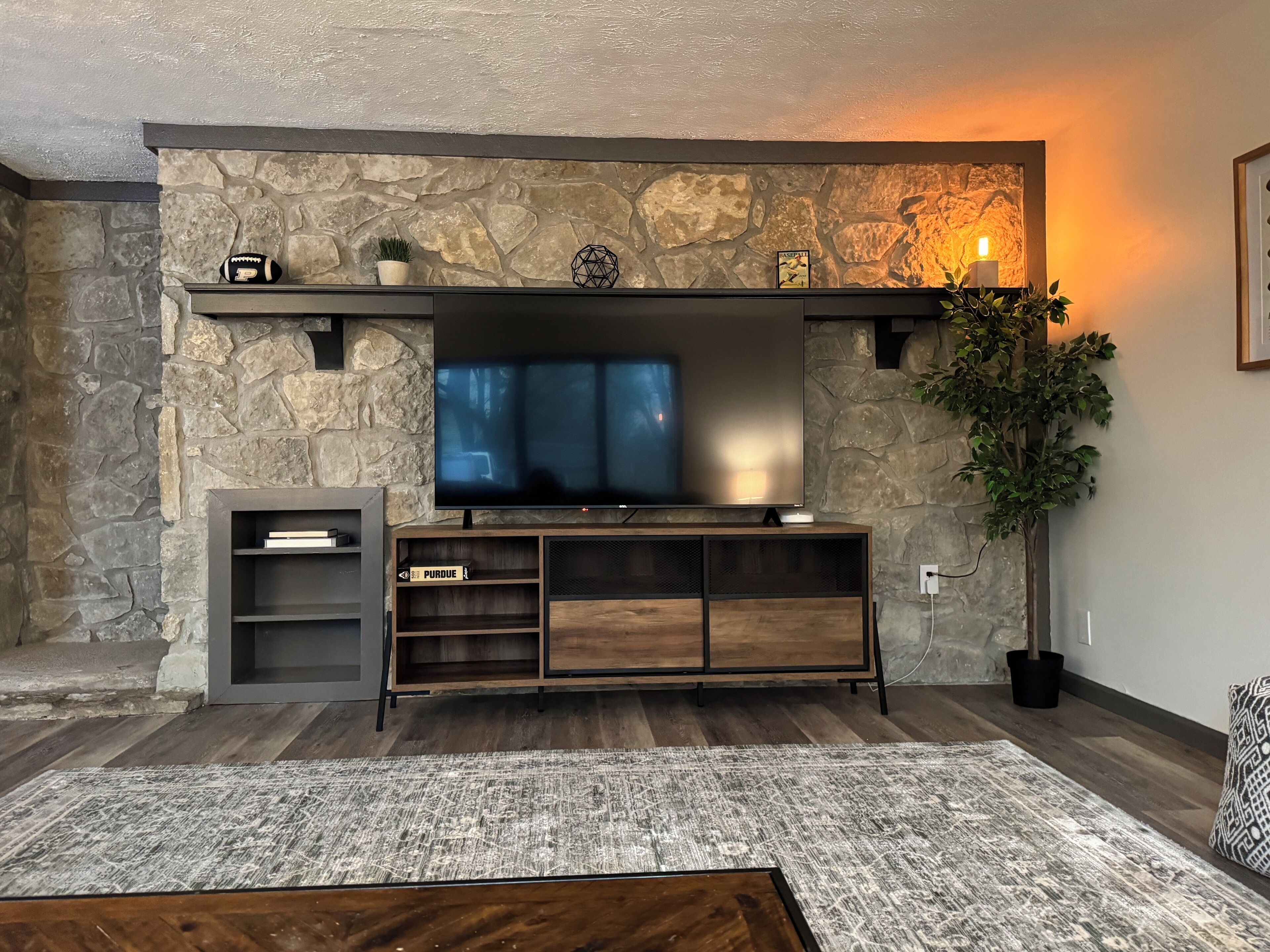 Televisión y chimenea 