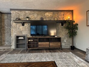 TV, fireplace - Grand Park Basecamp Sleeps 14 Sports & Family Retreat with plenty of space! (Westfield)