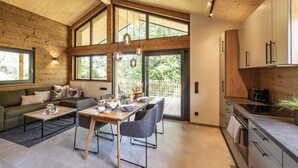 Chalet | Dining - Stilvolles Ebenerdiges Chalet im Vital Camp Bayerbach (Bayerbach)
