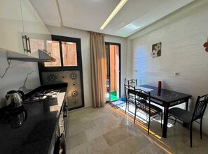 Private kitchen - Gueliz Twin Balcony Apartment F3 (Marrakesh)