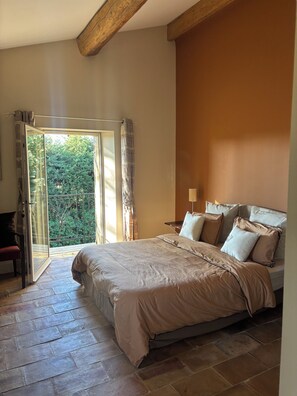 Iron/ironing board, internet, bed sheets