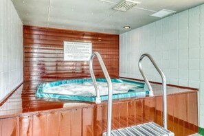 Interior - Cozy 2-bdrm Ski Condo w/ gas fireplace, shared hot-tub, heated pool & game room (Stowe)