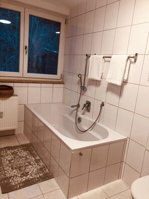 Condo Prestige, balcon, vue sur la ville | Salle de bain | Articles de toilette (gratuits), séchoir à cheveux, serviettes fournies
