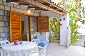 Basic Apartment, Patio | Outdoor dining