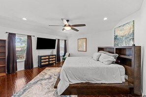 4 bedrooms, desk, iron/ironing board, free WiFi