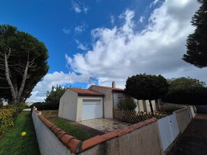 المنطقة المحيطة بالمنشأة