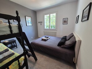 2 bedrooms, iron/ironing board, WiFi, bed sheets