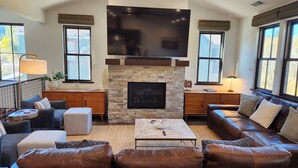 TV, fireplace - Snowcreek Resort Vacation Rental 1595 (Mammoth Lakes)