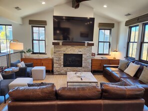 TV, fireplace - Snowcreek Resort Vacation Rental 1595 (Mammoth Lakes)