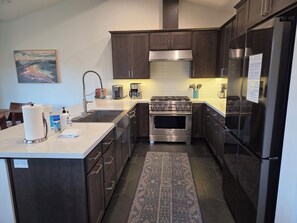Coffee/tea maker, fridge, microwave, oven - Snowcreek Resort Vacation Rental 1595 (Mammoth Lakes)
