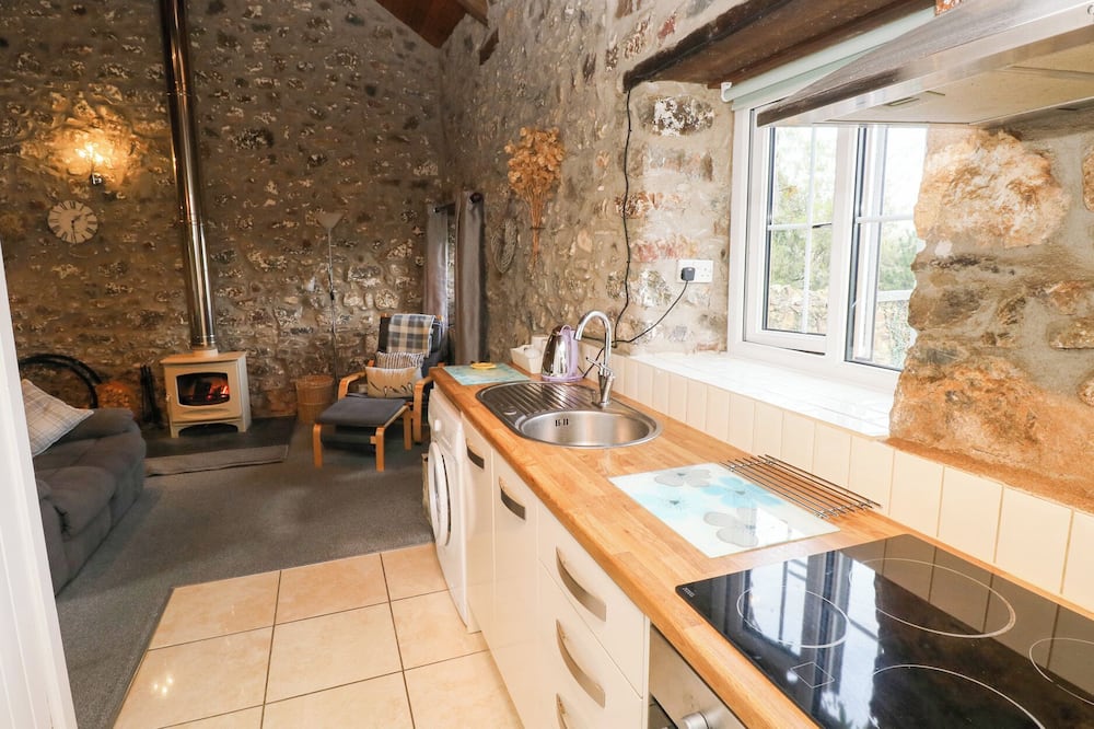 8 Rogeston Cottages - Roch