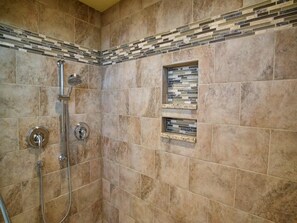 Hair dryer, towels, soap, shampoo - The Oyster Farm Marina: The Jetty (Cape Charles)