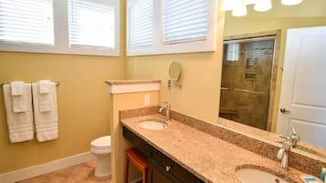 SĂšche-cheveux, serviettes fournies, savon, shampoing