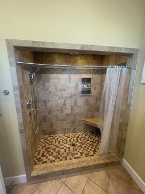 Sèche-cheveux, serviettes fournies, savon, shampoing