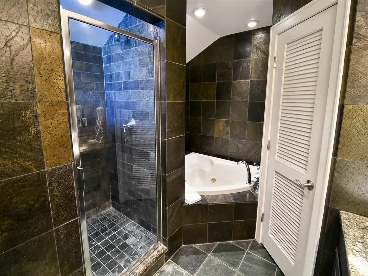 Secador de cabelo, toalhas de banho, sabonete, shampoo