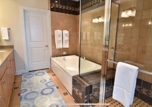 Secador de cabelo, toalhas de banho, sabonete, shampoo