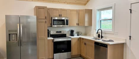 Microondas, horno, parrilla de estufa y lavavajillas