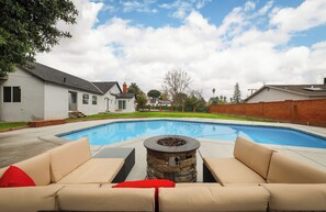 Pool - Resort-Style 5-Bedroom Oasis with Pool (Bakersfield)