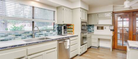 Réfrigérateur, four à micro-ondes, surface de cuisson, lave-vaisselle