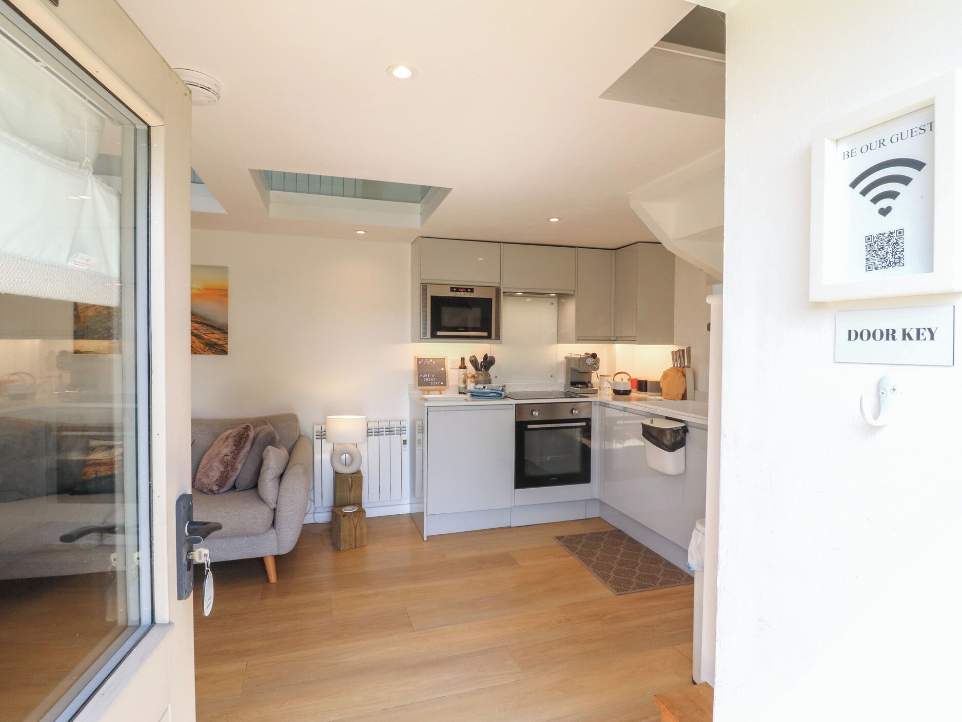 Cottage | Private kitchen | Dishwasher, cookware/dishes/utensils