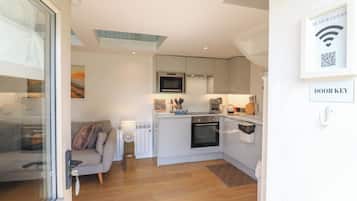 Cottage | Private kitchen | Dishwasher, cookware/dishes/utensils