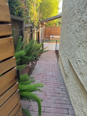 Property grounds - Peaceful 1-bedroom apartment suite in cool Santa Cruz near the beach (Santa Cruz)