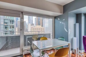 Dining - 2BR Waterfront Urban Getaway with Gym and Pool (Seattle)