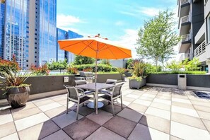 Outdoor dining - 2BR Waterfront Urban Getaway with Gym and Pool (Seattle)