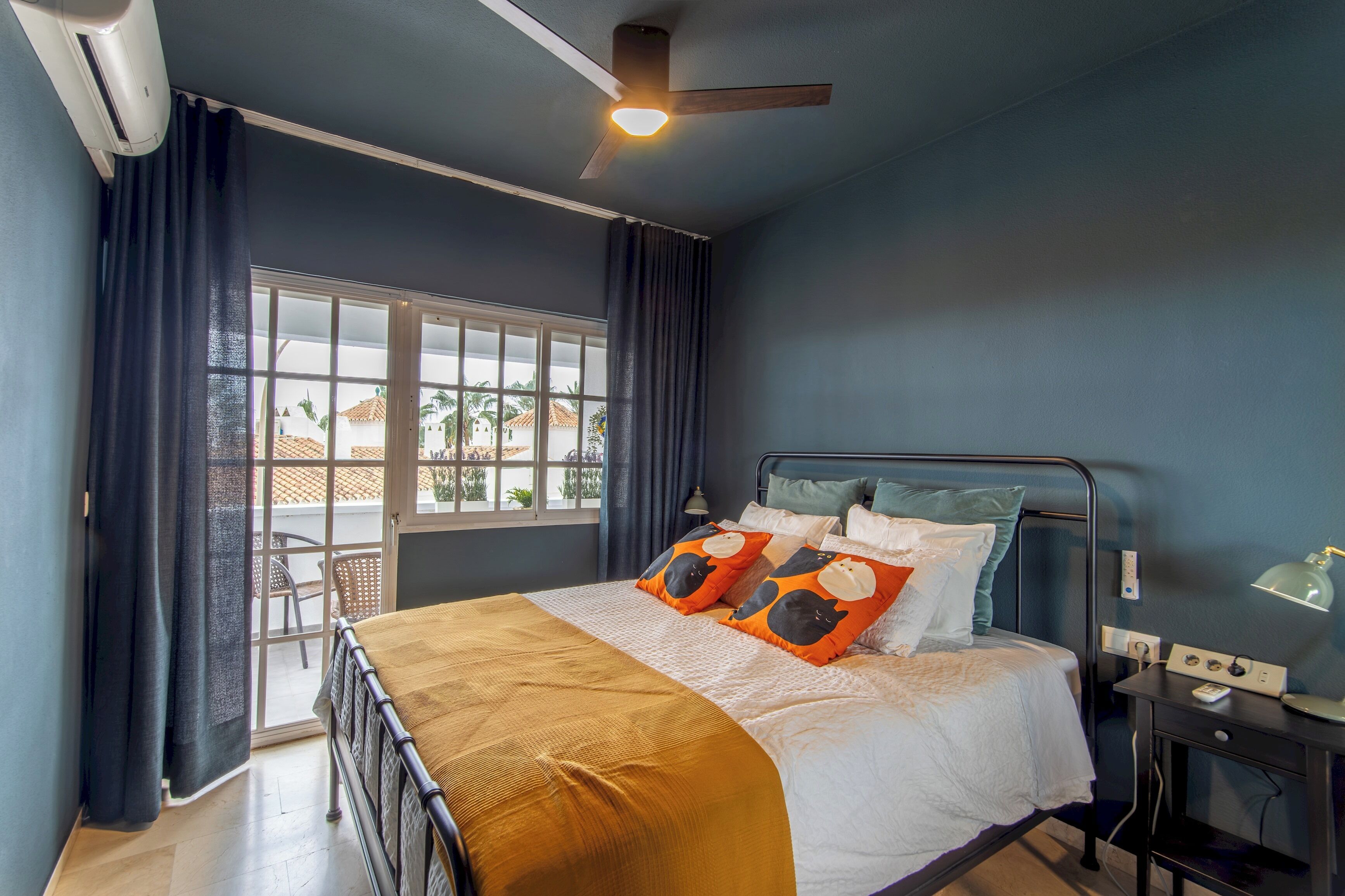 Iron/ironing board, internet, bed sheets