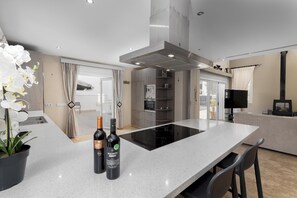 Fridge, dishwasher, cookware/dishes/utensils - La Casa Grande - Three Bedroom Villa, Sleeps 6 (Nerja)
