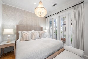 3 bedrooms, free WiFi, bed sheets - Gulf View Home with Screened-In Porch, and a 1-Min Walk to the Beach (Rosemary Beach)