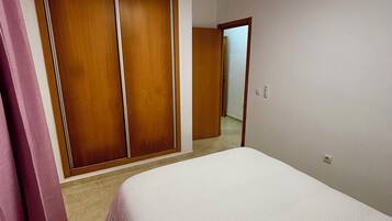 Tabla de planchar con plancha, Internet, ropa de cama