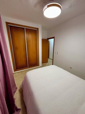 Bügeleisen/Bügelbrett, Internetzugang, Bettwäsche