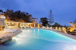 Outdoor pool, sun loungers - Villa Ker  (Mykonos)