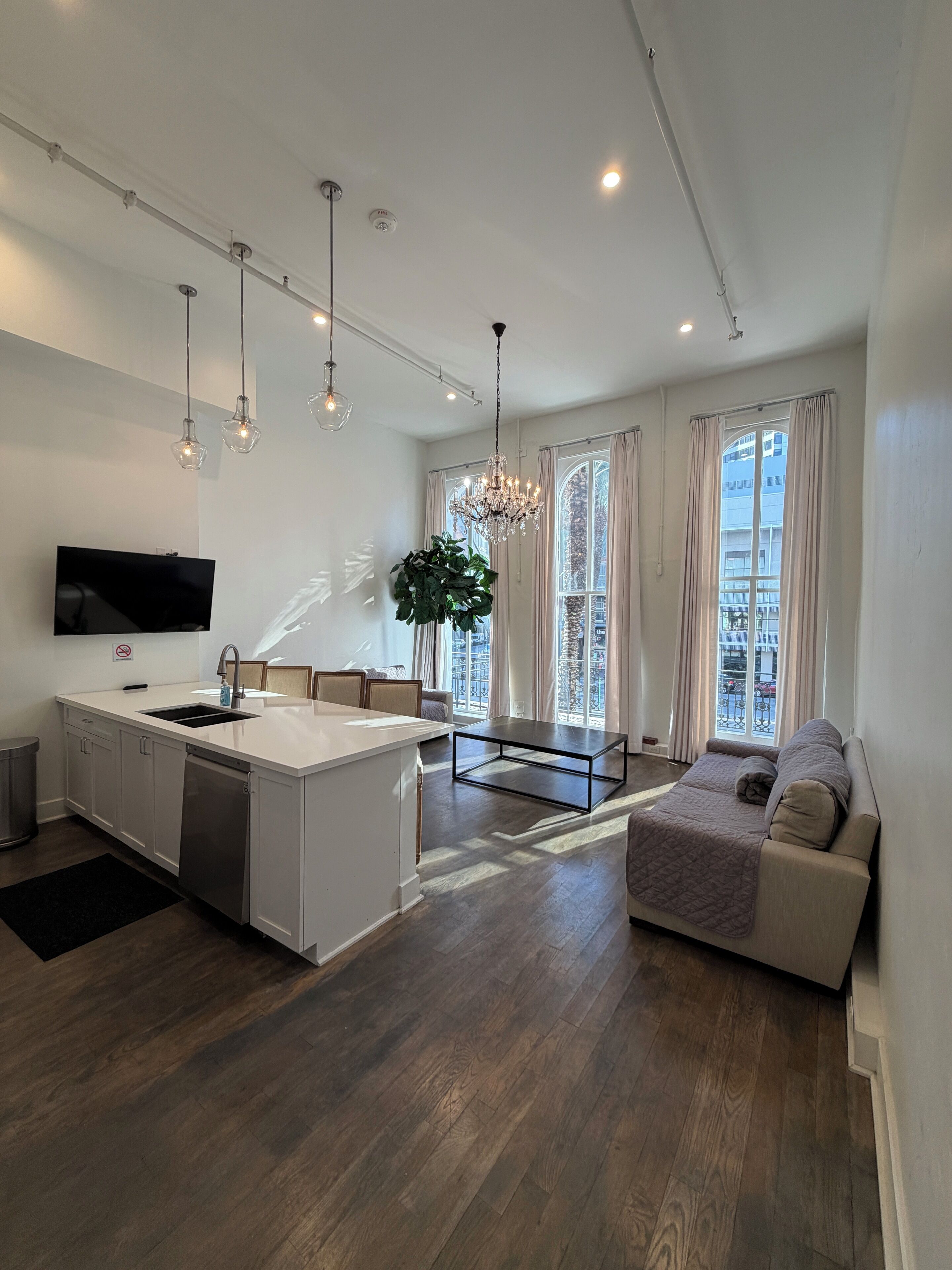 Tủ lạnh, lò vi sóng, bếp nấu, máy rửa bát 