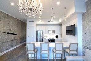 Luxury Suite, City View | Private kitchen | Full-size fridge, microwave, stovetop, dishwasher - Jimmys on Canal St  (New Orleans)