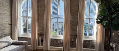 Smart TV 62 pulgadas con canales de televisión digitales, Netflix