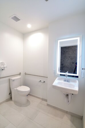 Luxury Suite, City View | Bathroom | Shower, free toiletries, hair dryer, towels - Jimmys on Canal St  (New Orleans)