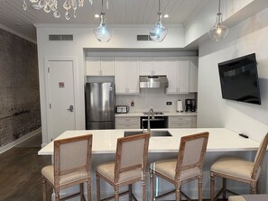 Phòng Suite Cao cấp, quang cảnh thành phố | Bếp riêng | Tủ lạnh, lò vi sóng, bếp nấu, máy rửa bát 