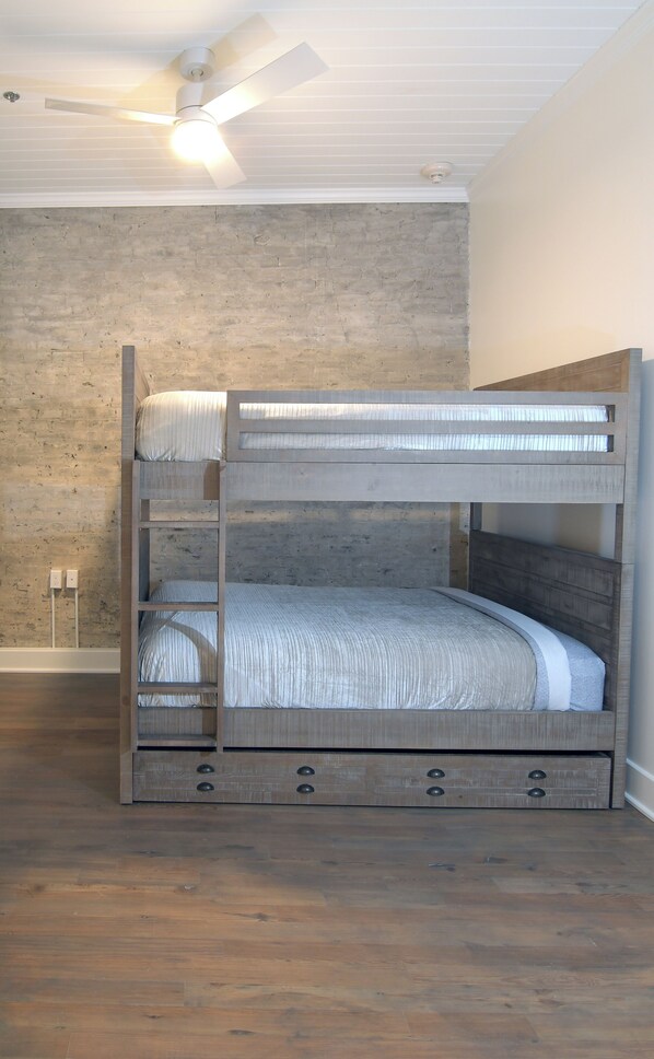 Luxury Suite, City View | Laptop workspace, blackout drapes, iron/ironing board, free WiFi - Jimmys on Canal St  (New Orleans)