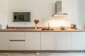 Een koelkast, een microgolfoven, een oven, een vaatwasser