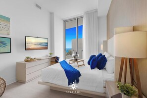 1 bedroom, desk, iron/ironing board, travel cot - Resort-Style Apt w/ Pool & Private Balcony (Hollywood)