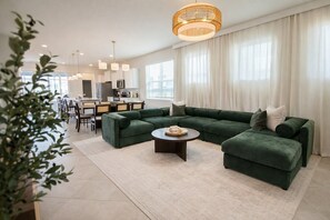 Smart TV, video games - Luxury 5BR Home w/ Pool, Cinema, PS5 & Game Room (Clermont)