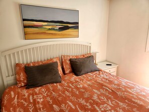 1 bedroom, desk, travel cot, free WiFi - Viola Suite #1 / 1 bed, 1.5 Bath, Pets Welcome! (Rochester)