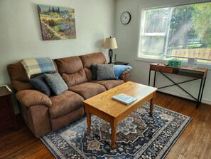 Smart TV, fireplace - Viola Suite #1 / 1 bed, 1.5 Bath, Pets Welcome! (Rochester)