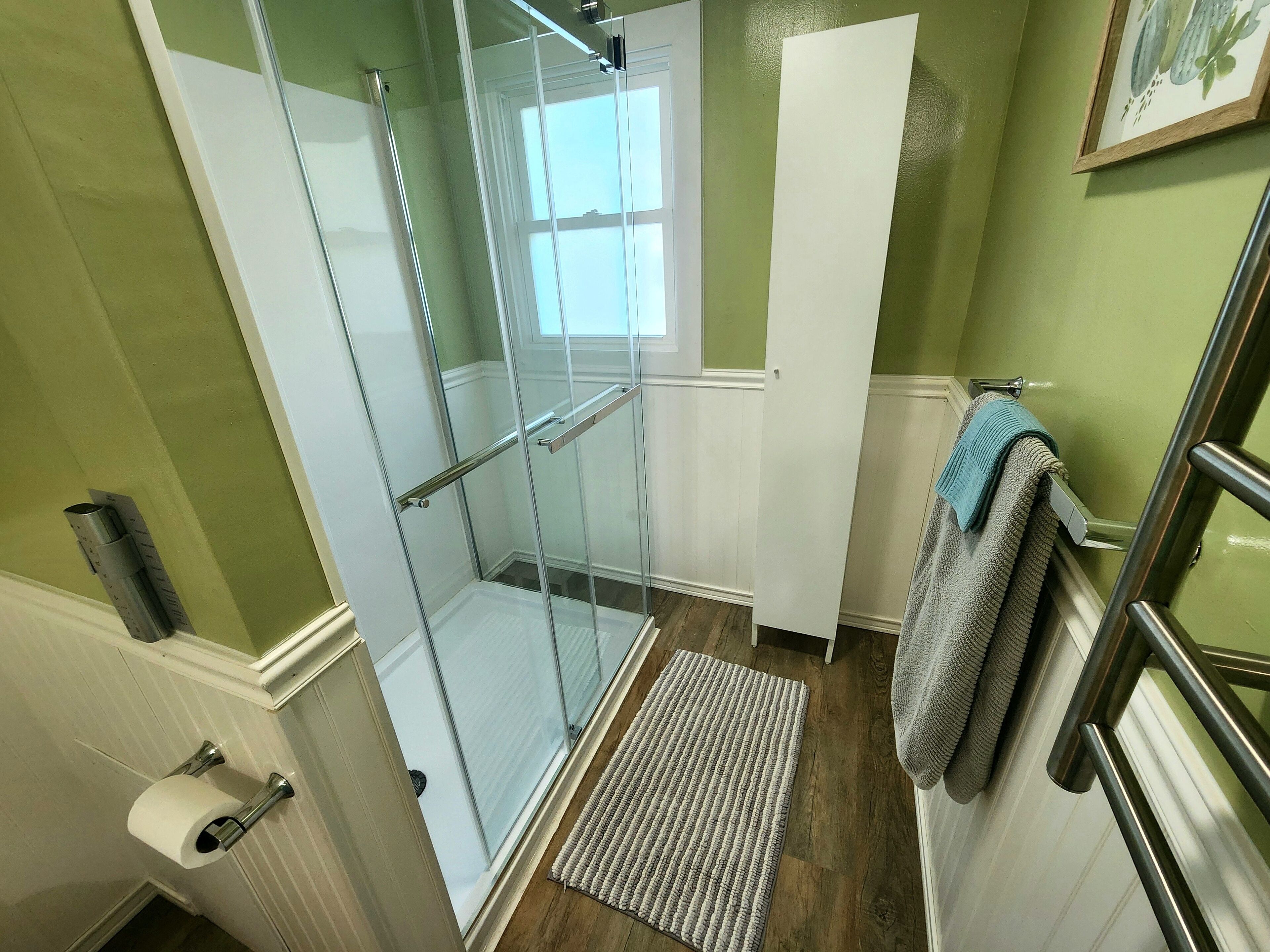 Shower, hair dryer, bidet, towels